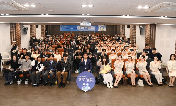 조용익 부천시장과 부천대 학생들이 기념 촬영을 하고 있다.