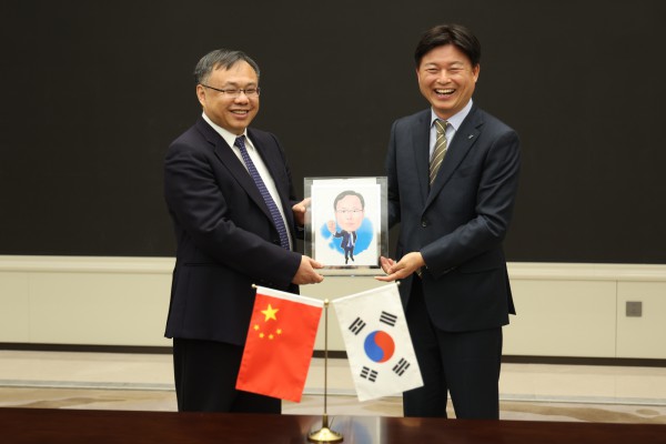 1. 조용익 부천시장(오른쪽)이 2일 왕흐어성 하얼빈시장을 만나 자매결연 체결 30주년을 기념하며 사진을 촬영하고 있다.
