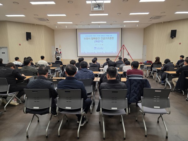수원특례시가 농수산물도매시장 관리동 대회의실에서 ‘하반기 밀폐공간 긴급구조 훈련’을 실시하고 있다.