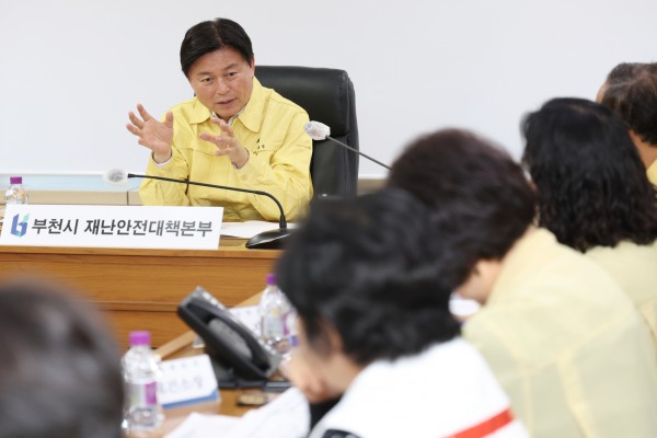 1. 조용익 부천시장이 재난안전대책 긴급회의를 열고, 전 부서가 협업해 신속하고 과감하게 대책을 마련할 것을 당부했다.