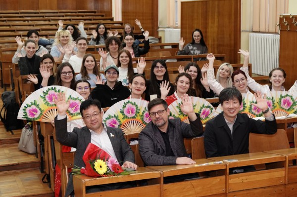 10일 클루지나포카시 바베스-보여이 대학을 방문한 김현수 제1부시장이 한국어문학과 재학생들과 함께하고 있다. 