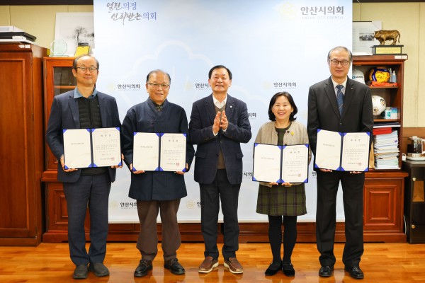 이날 위촉장을 받은 위원들과 박태순 의장(가운데)의 모습.