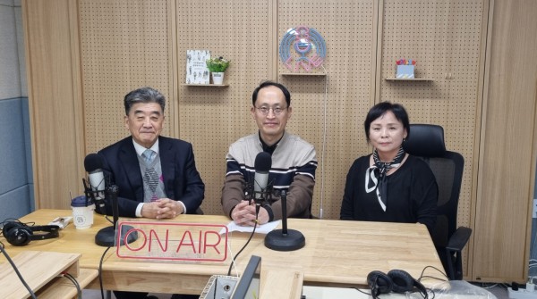 지난 6일 첫 방송을 녹음한 참석자들이 기념사진을 촬영하고 있다.(왼쪽부터 우명동 성신여대 명예교수, 자치분권협의회 구균철 의장, 윤양옥 위원)