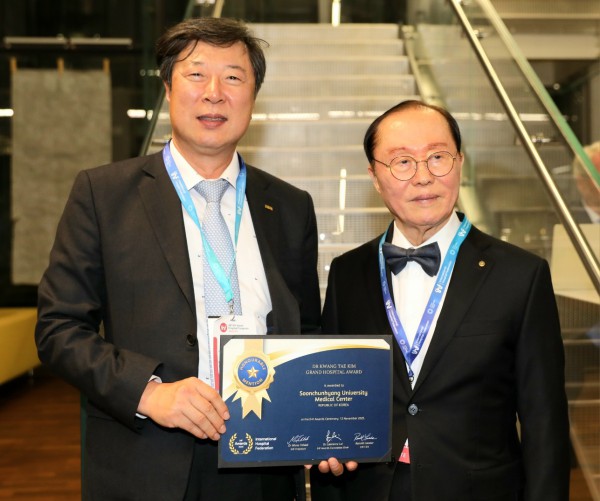 신응진 특임원장(좌측)이 2025 IHF 그랜드 호스피탈 어워드 ‘Honorable Mention’을 받고 기념 촬영을 하고 있다.