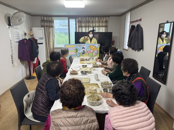 경로당 어르신을 대상으로 방문 교육(‘골고루 먹어요!’ 및 만두 만들기 요리활동)을 진행하고 있다.