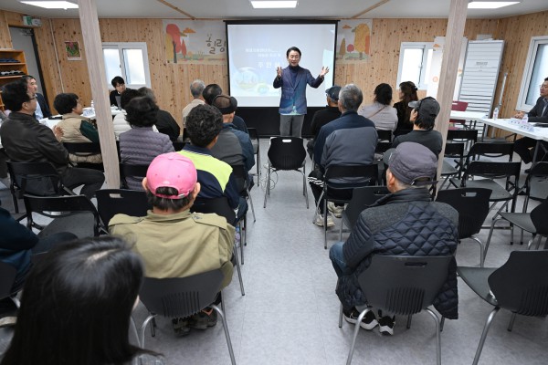 김동근 시장이 11월 13일 환경자원센터(자원회수시설 신설) 선호시설화 주민설명회에서 인사말을 하고 있다.
