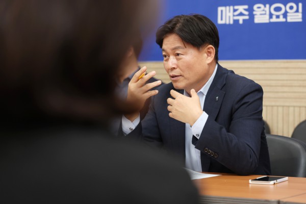 조용익 부천시장이 17일 시청에서 열린 ‘틈만나면, 현장속으로’ 에 참석해 시민과 생활 속 불편 해결을 위한 방안을 함께 이야기하고 있다.