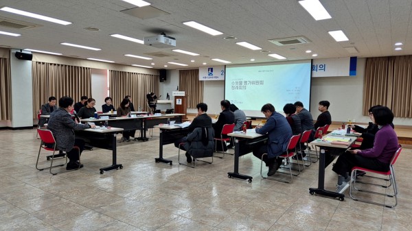 수원시 수돗물 평가위원회가 회의를 하고 있다. 