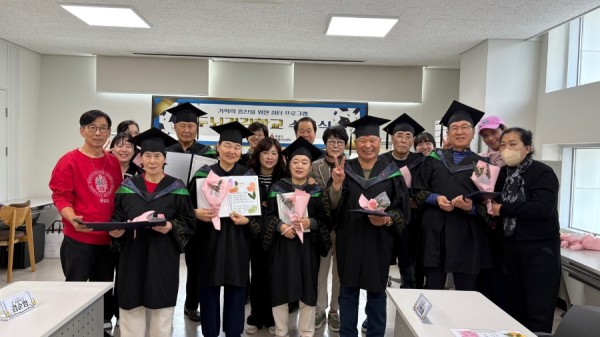 11월 20일 하남시치매안심센터 ‘두뇌건강학교’ 수료식에서 프로그램에 참여한 치매 어르신과 가족 등이 기념촬영을 하고 있다.