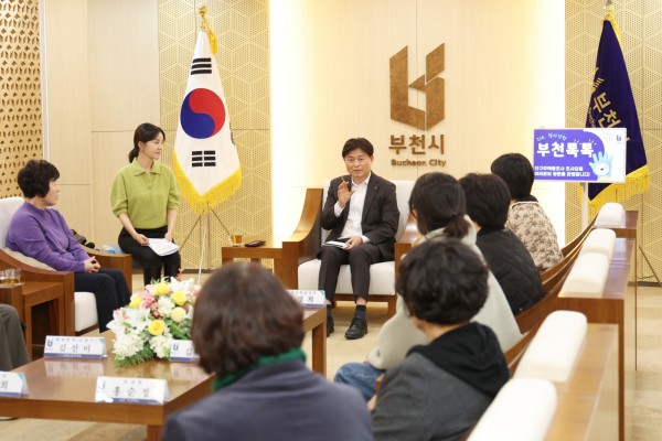 조용익 부천시장이 한 참여자의 질문에 답변하고 있다.