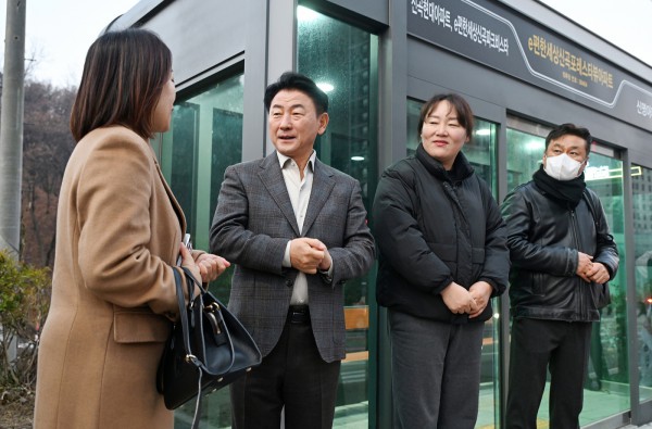 김동근 시장이 11월 26일 신곡동 이편한세상 신곡포레스타뷰아파트 정류소에서 한 시민과 소통하고 있다.