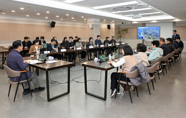 김동근 시장이 11월 19일 ‘의정부시 공간재구조화계획 및 도시혁신구역 지정 용역’ 착수보고회를 진행하고 있다. 