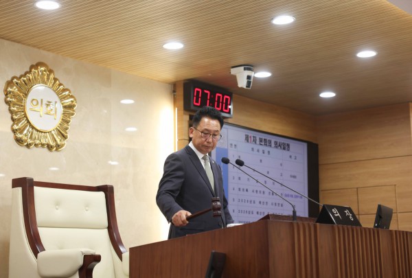  제259회 제2차 정례회 제1차 본회의에서 의사봉 타봉하는 강정구 의장