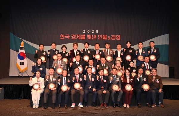 2025 한국 경제를 빛낸 인물&amp;경영 시상식」에서 이현재 하남시장 하남시를 대표해 상을 수상한 후 기념사진을 촬영하고 있다.