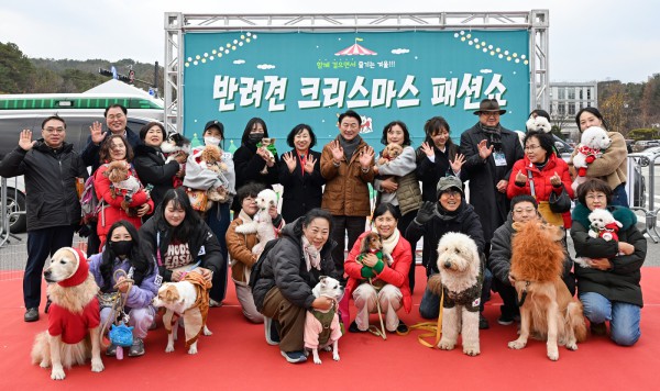김동근 시장이 11월 29일 ‘반려동물 크리스마스 패션쇼’에 참여한 시민들과 함께 기념사진을 찍고 있다.