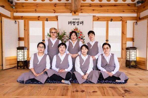혜경궁 궁중다과 체험을 운영하는 수라지기