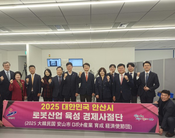  이민근 안산시장(왼쪽 여섯번째)이 3일  ‘안산시 로봇산업 육성 경제사절단’과 함께 오므론 도쿄자동화센터(OMRON Automation Center Tokyo)를 방문하고 함께 기념촬영을 하고 있다.