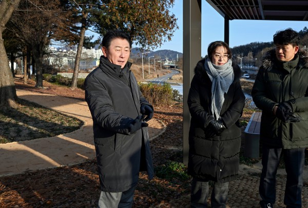 김동근 시장이 12월 3일 가능동 중랑천변에 조성된 맨발길을 점검하고 있다.