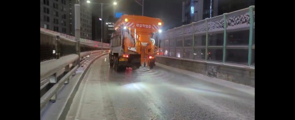 수원시가 4일 저녁 제설작업을 하고 있다.