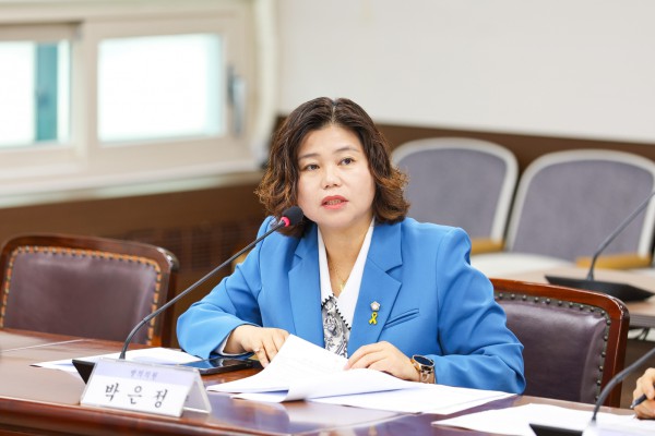 박은정 의원이 지난 11월 25일 제300회 제2차 정례회 기획행정위원회에서 자신이 대표 발의한 ‘안산시 인공지능산업 육성 및 지원 조례안’에 대해 설명하고 있다. 
