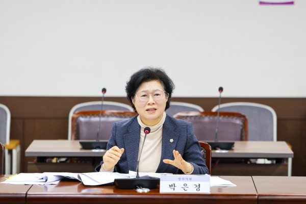 박은경 의원이 지난 11월 25일 제300회 제2차 정례회 기획행정위원회에서 자신이 대표 발의한 ‘안산시 직업교육혁신지구 사업 활성화 조례안’에 대해 발언하고 있다. 