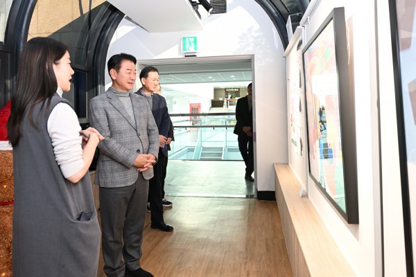 김동근 시장이 12월 4일 본관‧제1별관 연결통로에 마련된 ‘시민갤러리’ 전시 현장을 둘러보고 있다