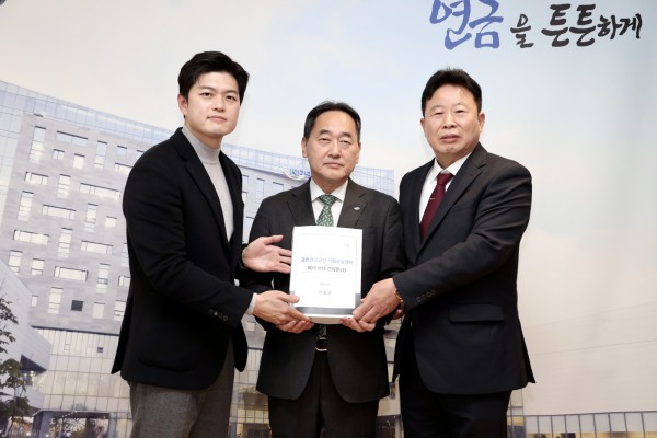 서태원 가평군수(사진 맨 오른쪽)와 김용태 국회의원(사진 맨 왼쪽)이 8일 전북 전주에 위치한 국민연금공단 본사를 방문해 김태현 이사장에게 ‘국민연금공단의 가평상담센터 폐쇄 반대 건의문’을 직접 전달하고 있다.