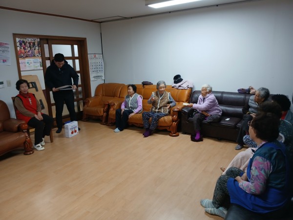 안산시 식품위생감시원이 관내 경로당 노인을 대상으로 허위·과대광고 피해 예방 순회 교육을 진행하고 있다