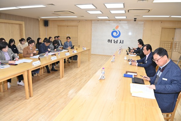 하남시가 지난 4일 시청 상황실에서 ‘2026년 주요업무계획 보고회’를 개최했다. 이날 보고회 첫 순서로 경제문화국과 하남문화재단 관계자들이 참석해 내년도 주요 사업계획을 논의했다.