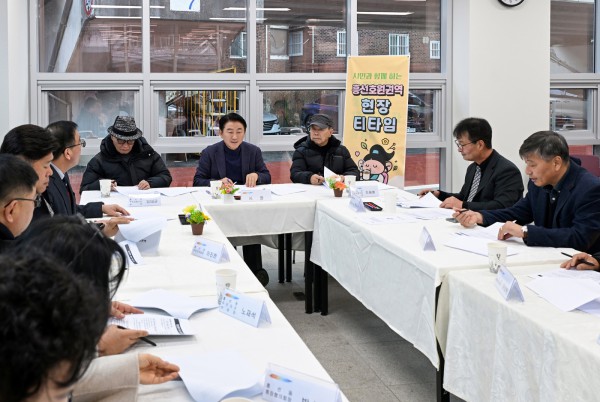 김동근 시장이 12월 10일 호호당 2호점에서 ‘흥선권역 현장 티타임’을 진행하고 있다.
