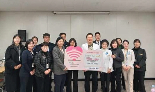 이길재 칠석의료재단 사랑의병원 병원장(오른쪽 다섯번째)이 10일 드림스타트 취약계층 아동을 위한 300만 원 상당의 운동화 교환권을 기탁하고 있다. 이길재 칠석의료재단 사랑의병원 병원장(오른쪽 다섯번째)이 10일 드림스타트 취약계층 아동을 위한 300만 원 상당의 운동화 교환권을 기탁하고 있다.