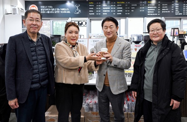 김동근 시장이 12월 11일 시청 내 아름드리카페에서 열린 ‘2025년 세움공동체 후원마당’에서 관계자들과 기념사진을 찍고 있다.