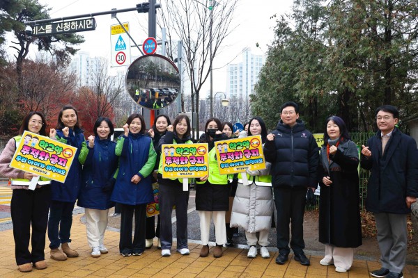  이상일 용인특례시장이 11일 청덕초등학교를 방문해 교통지도봉사를 했다.