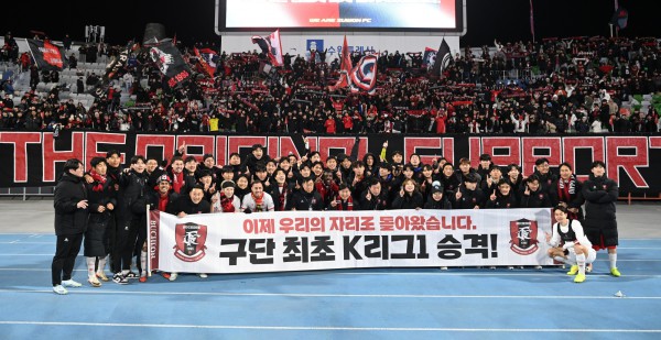 부천FC1995 K리그1 승격을 축하하며 선수단과 헤르메스가 단체 기념사진을 촬영했다.