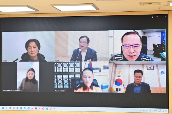 이현재 하남시장이 11일 시청 집무실에서 박성갑 하남경찰서장, 조천묵 하남소방서장, 윤상원 광주하남교육지원청 교육국장과 실시간 화상회의를 갖고 연말연시 시민 안전 대책을 논의하고 있다.