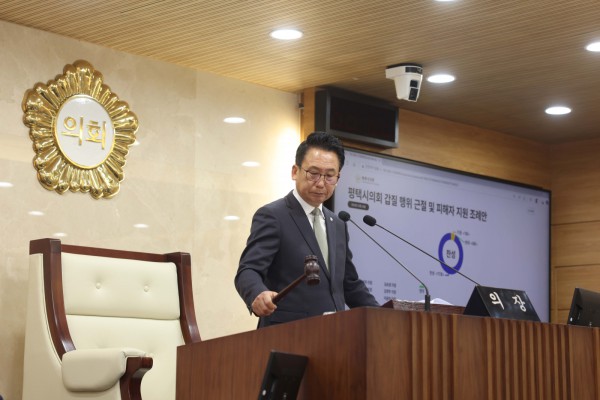 제259회 제2차 정례회 제2차 본회의에서 타봉하는 강정구의장