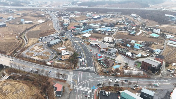 용인특례시는 처인구 포곡읍 마성리 50-6번지와 영문리 2-93번지를 잇는 연결도로(중1-45호)를 확장 개통했다.