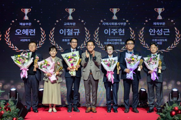 이재준 수원시장(가운데)과 수원시 문화상 수상자들이 함께하고 있다. 이주현 온시민 매여울자원봉사센터 대표(오른쪽부터) 안성근 수원시 검도회 회장, 최윤정 중부일보 대표이사, 이재준 시장, 이철규 효동초등학교 교장, 오혜련 서양화가, 김경환 성균관대학교 글로벌창업대학원 원장.