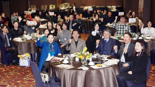 이재준 수원시장(가운데)과 참석자들이 함께하고 있다.