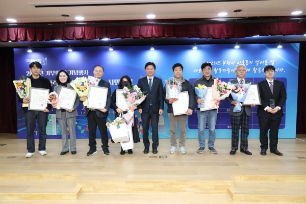 조용익 부천시장과 유공자표창 수상자들이 기념 촬영을 하고 있다. 