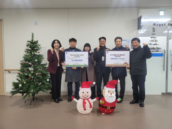 전달식 후 한국추출가공식품업중앙회경기도지부 수원시지회, 대한농산물식품임가공업연합회 수원시지부, 수원시 관계자가 함께하고 있다.  