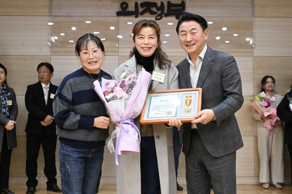 김동근 시장이 12월 16일 ‘2025 바르게살기운동 의정부시협의회 회원대회’에서 표창을 수여한 뒤 함께 기념사진을 찍고 있다.