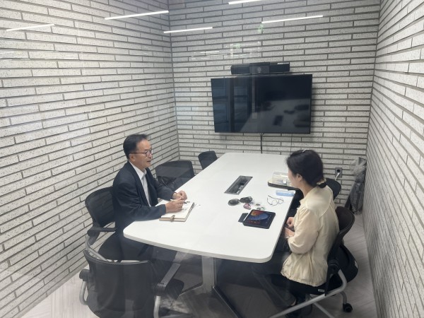 중소기업 애로상담센터 상담직원이 관내 업체를 방문해 상담을 진행하고 있다.