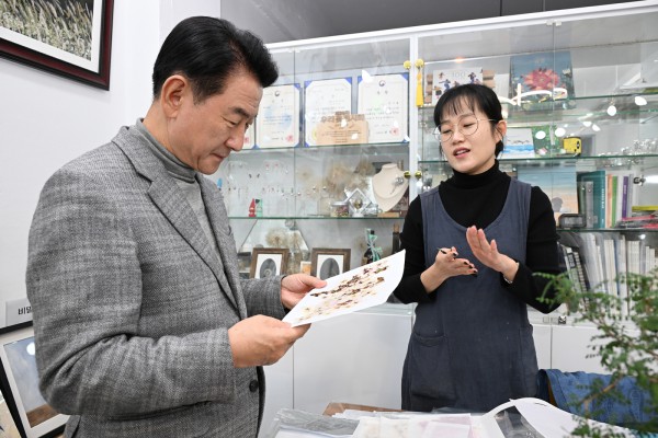 김동근 시장이 12월 17일 ‘빛날화 꽃공방’을 방문해 정인화 작가와 이야기를 나누고 있다.