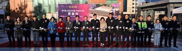 이민근 안산시장(사진 가운데)을 비롯한 참석자들이 18일 원곡동 공공건축물 부설주차장 준공식에서 테이프 커팅을 하고 있다.