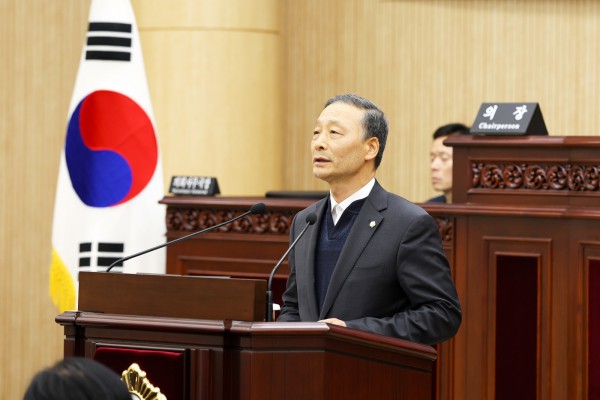 지난 18일 본회의장에서 ‘부동산 경기 및 민생경제 회복을 위한 정책 건의안’에 대해 제안설명을 하고 있는 한명훈 의원의 모습. 