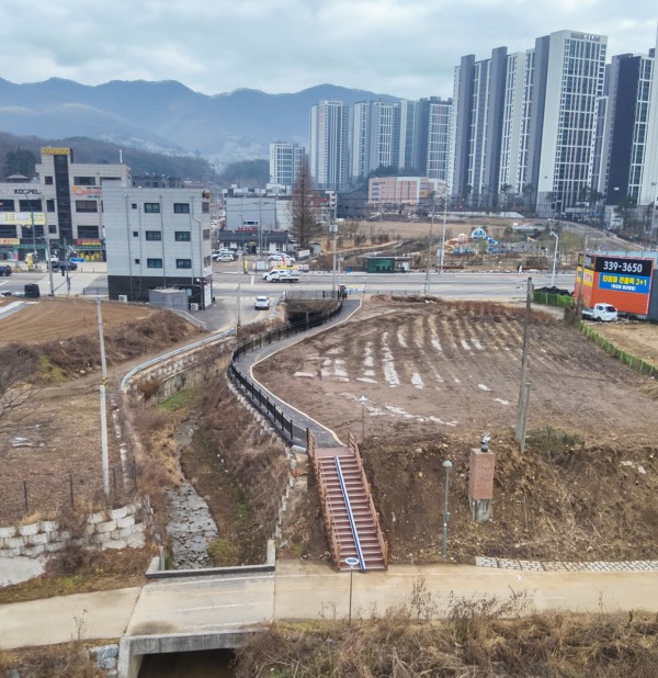 용인특례시는 모산소하천 산책로를 조성했다.