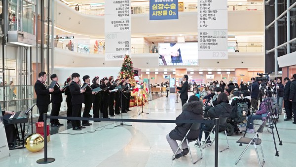 의정부을지대병원 환자와 보호자들이 23일 오전 병원 로비에서 열린 을지미니콘서트에서 의정부시립합창단의 노래를 감상하고 있다. 