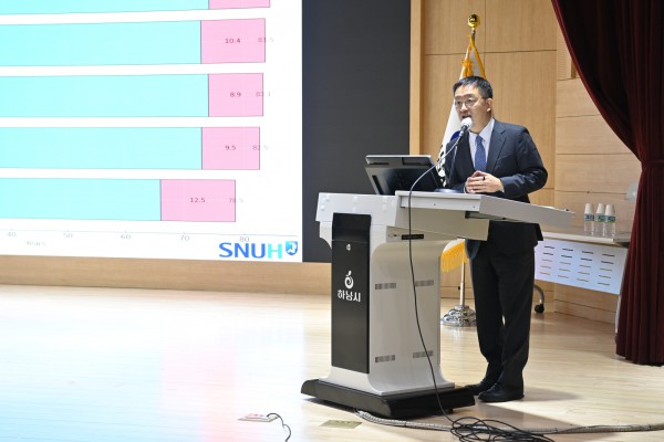 23일 하남시청 별관 대강당에서 열린 「2025 하반기 시민건강 특별강좌-심혈관 건강의 기초석, 고혈압과 이상지질혈증을 교수님께 묻다」에서 서울대학교병원 순환기내과 이해영 교수가 질의응답을 진행하고 있다.