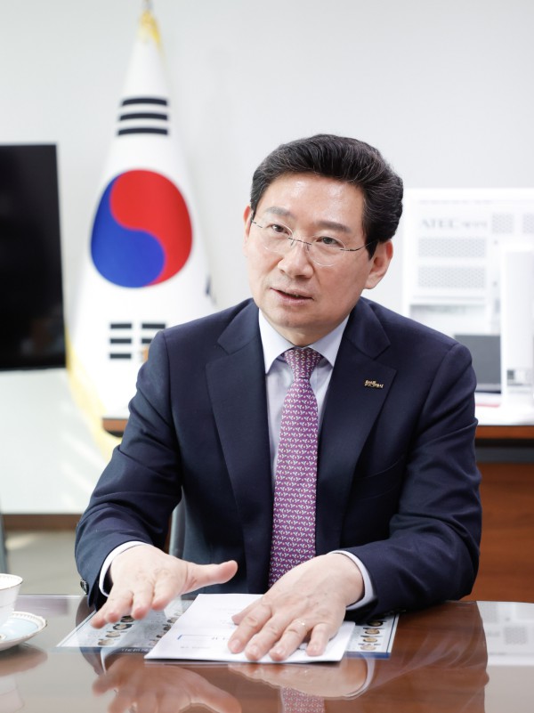 이상일 용인특례시장은 28일 구윤철 경제부총리를 만나 용인시에서 진행되는 초대형 반도체프로젝트와 교통 인프라 구축 사업이 차질없이 진행되도록 정부가 적극 지원해달라고 요청했다
